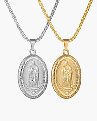 Collares de medallón ovalado de la Virgen de Guadalupe plateado y dorado uno junto a otro en cadenas venecianas