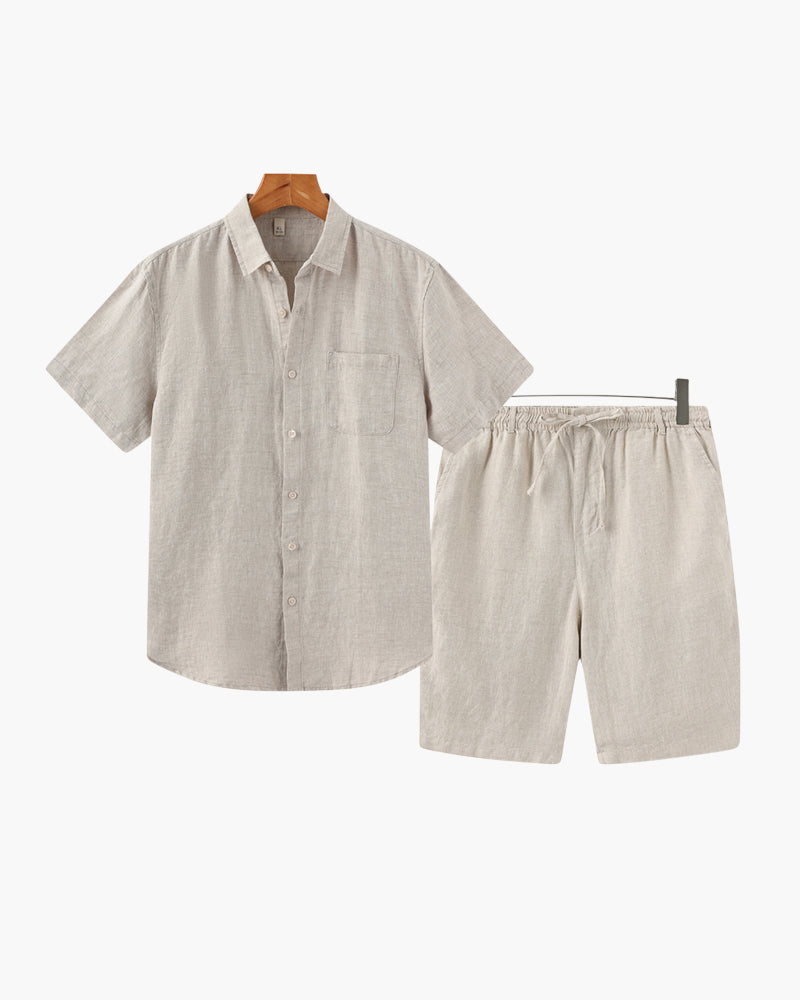 Steinfarbenes Kurzarm-Leinenhemd für Herren mit Brusttasche und steinfarbenen Shorts mit Kordelzug, flach gelegtes Set