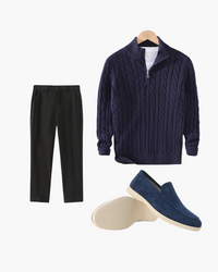 Marineblauer Zopfstrickpullover mit halbem Reißverschluss, schwarze Hose und marineblaue Wildleder-Loafer, flach gelegtes Outfit-Set
