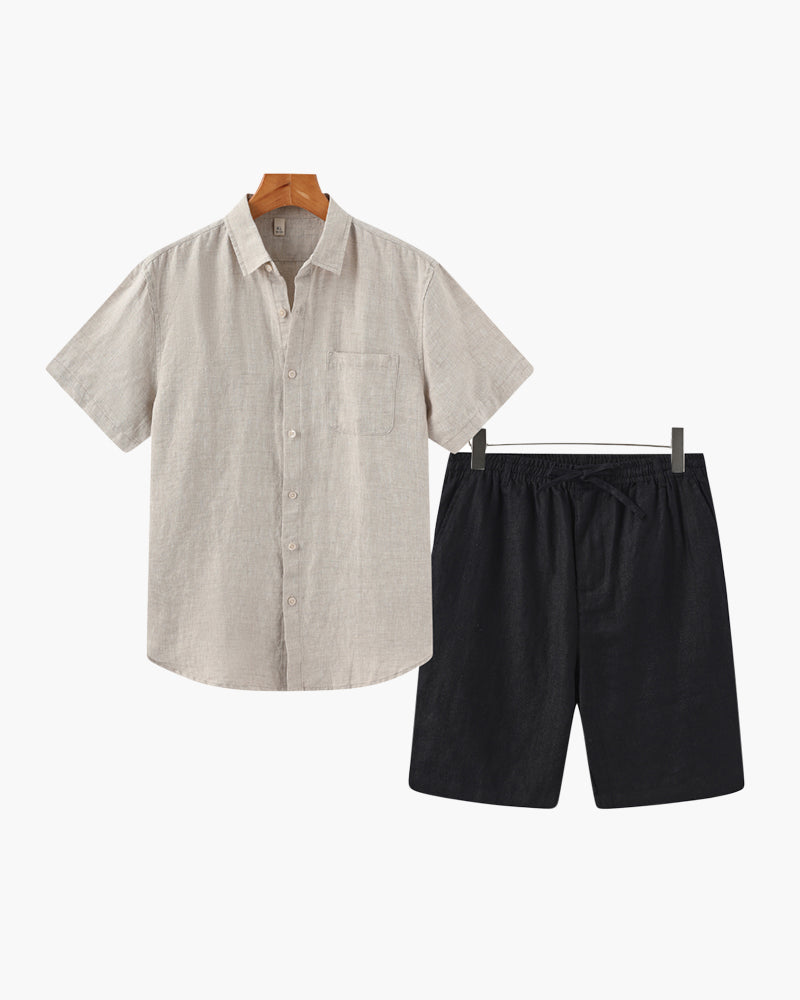 Steinfarbenes Kurzarm-Leinenhemd für Herren mit Brusttasche und schwarzen Shorts mit Kordelzug, flach gelegtes Set
