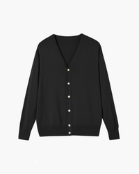 Schwarze Woll-Strickjacke mit V-Ausschnitt, hellen Knöpfen und Rippbund, flach von vorn