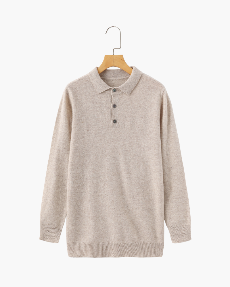 Beiger Kaschmir-Polopullover mit drei Knöpfen und Rippbündchen, flach auf einem Bügel