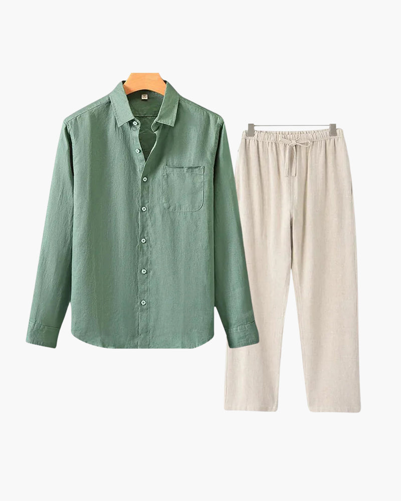 Grünes Langarm-Leinenhemd mit Brusttasche und cremefarbene Hose mit Kordelzug, flach gelegtes Set
