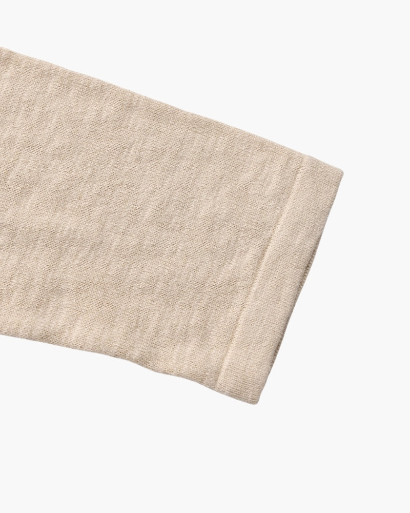 Détail du poignet d'un tee-shirt beige – Tee-shirt col rond à manches longues en lin-coton