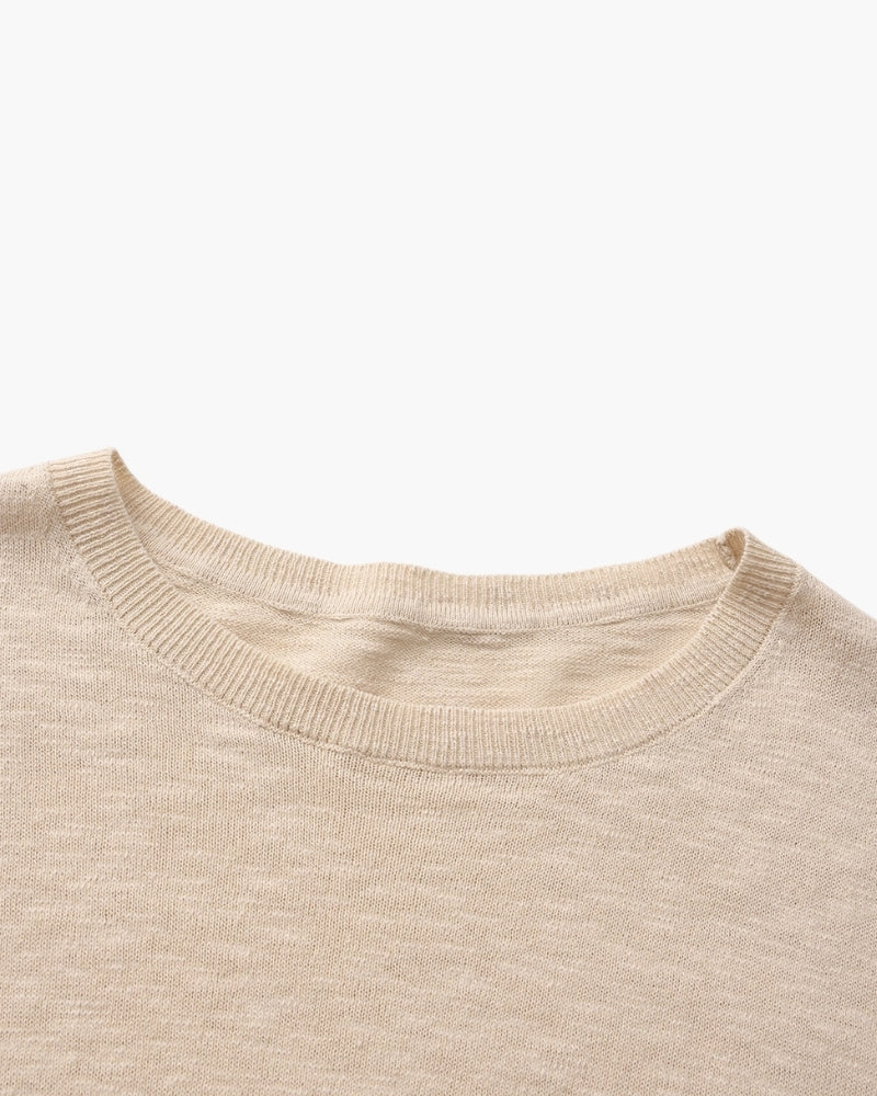 Gros plan sur le col côtelé et la texture flammée d'un tee-shirt col rond beige – Tee-shirt col rond à manches longues en lin-coton