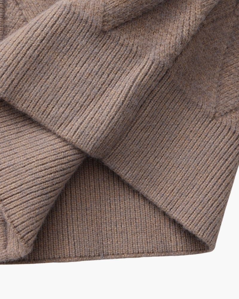 Detalle del bajo de canalé de una chaqueta de punto topo – Chaqueta de punto de rombos con cremallera para hombre
