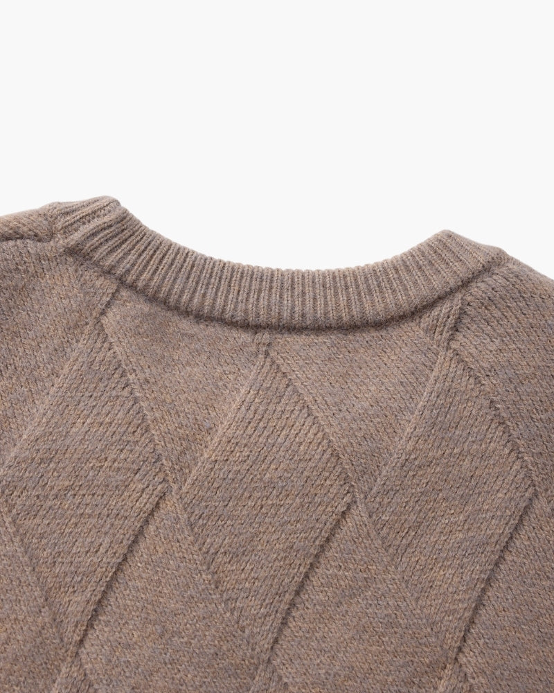 Gros plan sur le dos de l'encolure d'un pull moka-taupe en maille losange