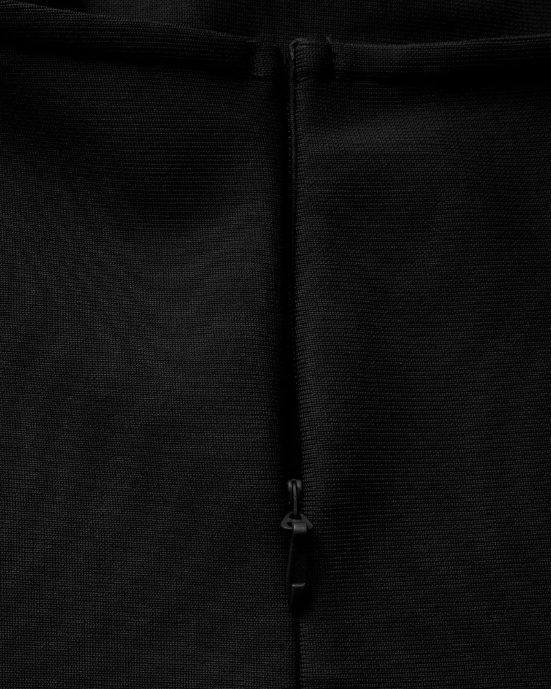 Primer plano de la cremallera trasera y el tejido texturizado de un vestido negro – Vestido largo halter entallado con cremallera trasera