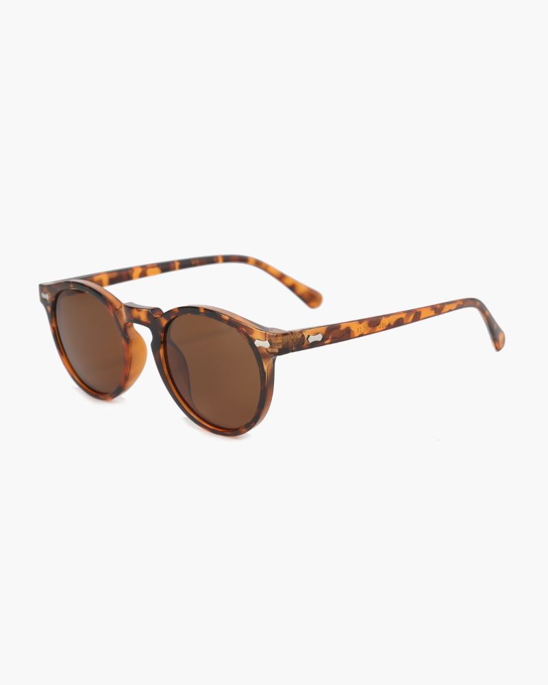 Runde Schildpatt-Sonnenbrille mit braunen Gläsern, schräge Studioansicht