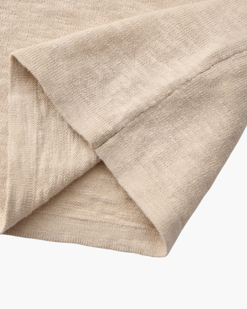 Détail du poignet et du revers d'ourlet d'un tee-shirt beige – Tee-shirt col rond à manches longues en lin-coton