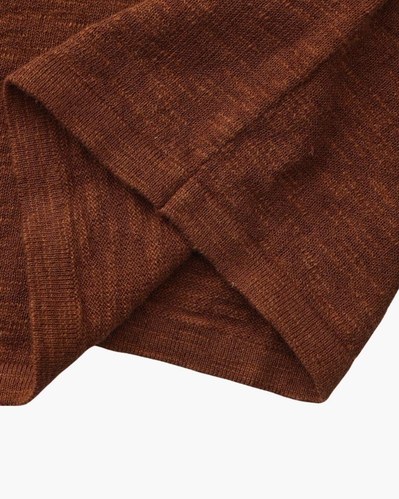 Détail du poignet retourné d'un tee-shirt brun rouille – Tee-shirt col rond à manches longues en lin-coton