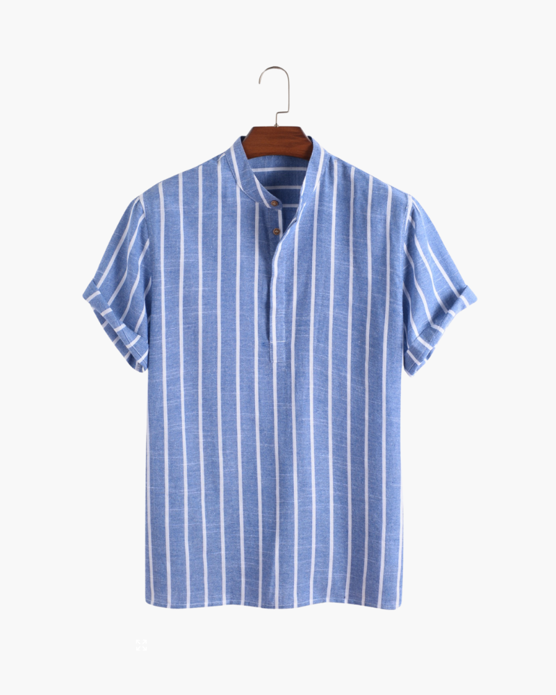 Camisa de rayas azules de manga corta con cuello mao y botonadura en una percha, vista frontal