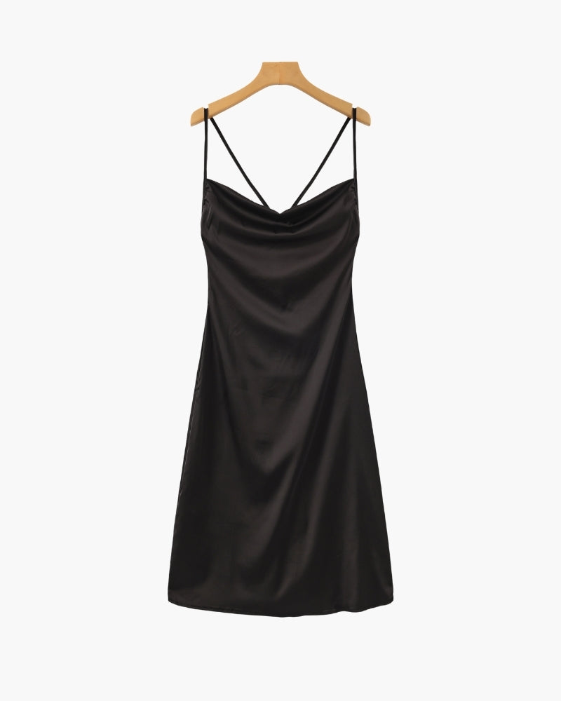 Robe nuisette en satin noir à col bénitier et fines bretelles croisées, à plat sur cintre