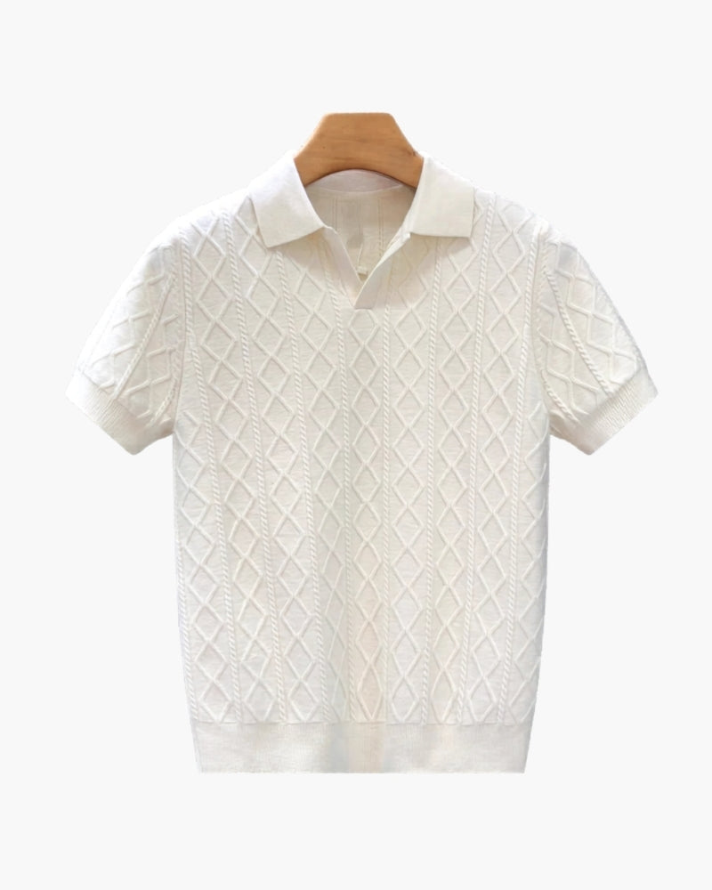 Polo en maille texturée losange crème à ourlet côtelé, sur cintre en bois, vue de face