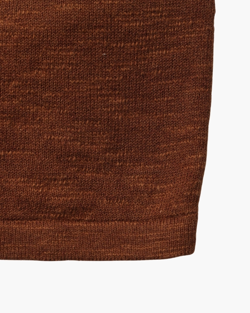 Détail de l'ourlet d'un tee-shirt brun rouille – Tee-shirt col rond à manches longues en lin-coton