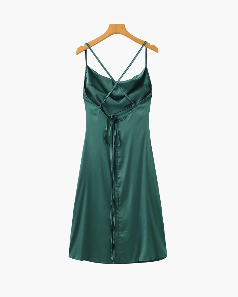 Robe nuisette en satin émeraude vue de dos à bretelles croisées et nœud, à plat sur cintre