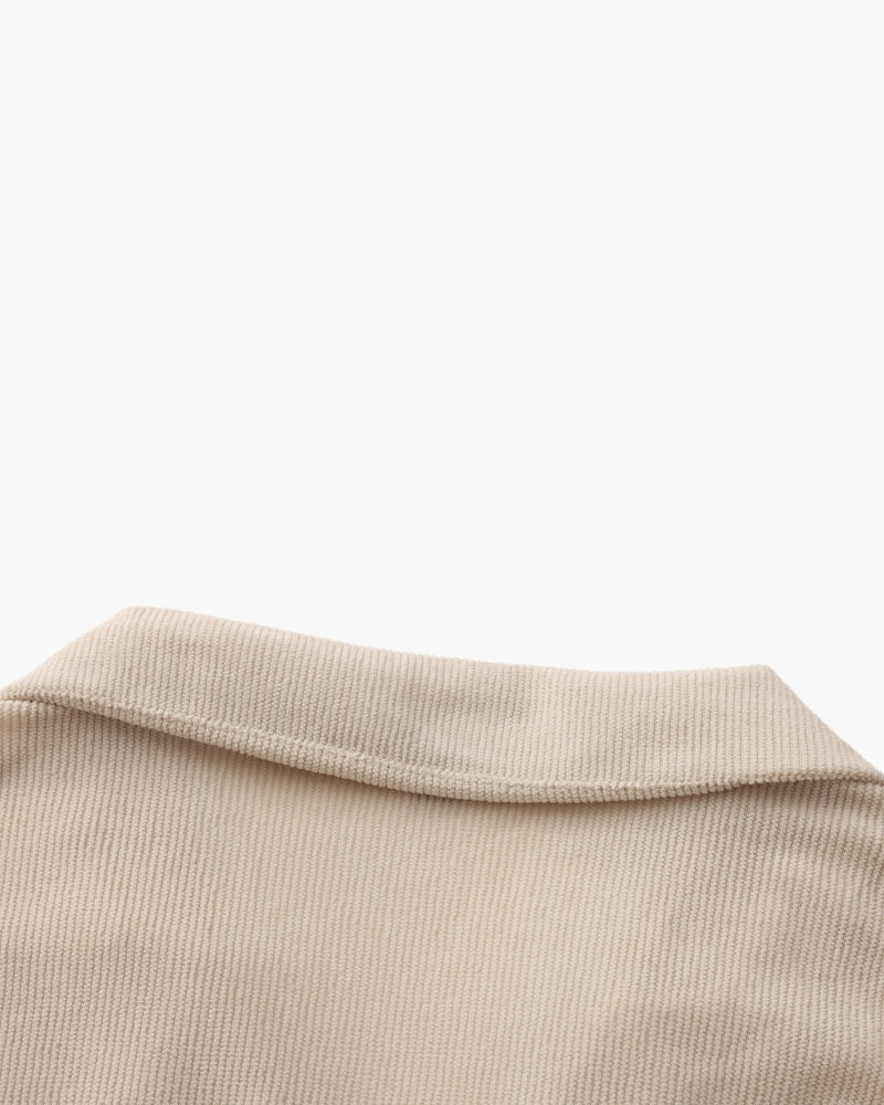 Gros plan sur le col au dos d'une chemise côtelée beige, ensemble Riviera en velours côtelé