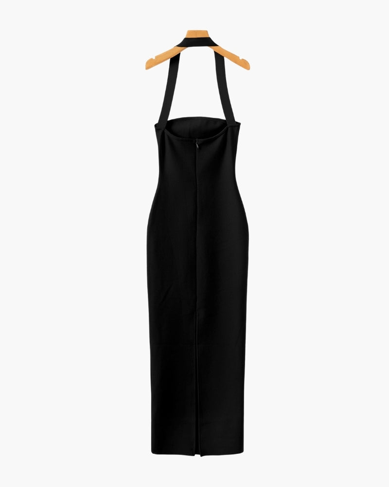 Vestido largo negro de cuello halter, vista trasera en plano en una percha – Vestido largo halter entallado con cremallera trasera
