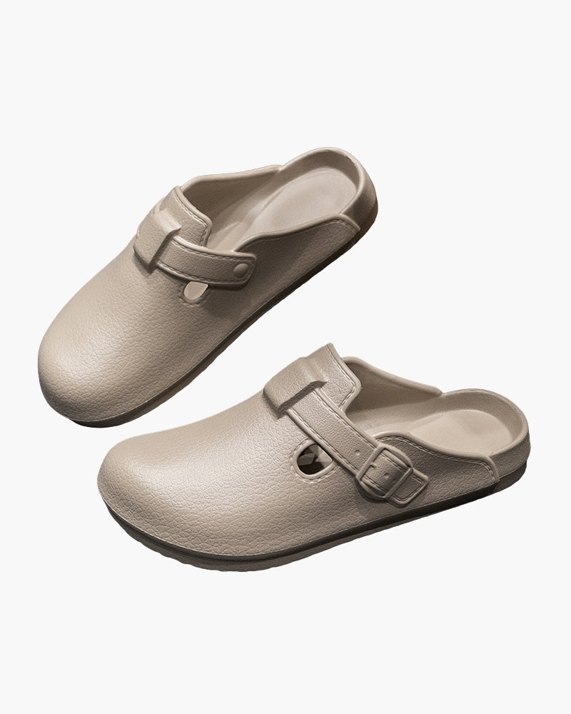 Paire de sabots beiges à boucle, bride et semelle rembourrée, vue de dessus en biais