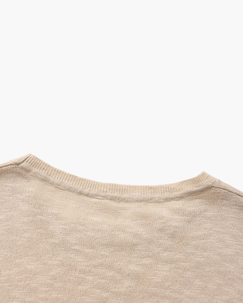 Gros plan sur le dos de l'encolure d'un tee-shirt col rond beige – Tee-shirt col rond à manches longues en lin-coton