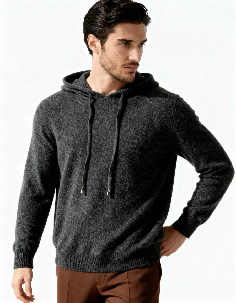 Vista frontal de una sudadera con capucha de cachemir gris oscuro con cordón y puños de canalé, con pantalón marrón