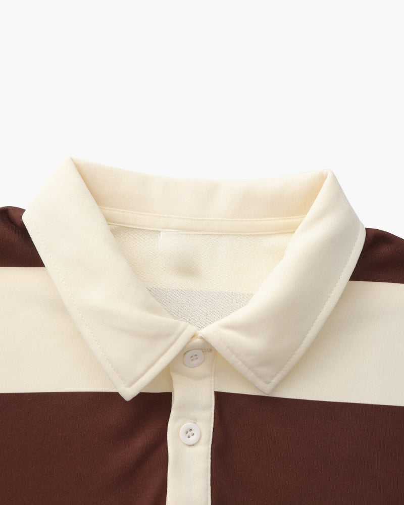 Primer plano del cuello de un polo de rugby crudo con botones blancos y raya marrón