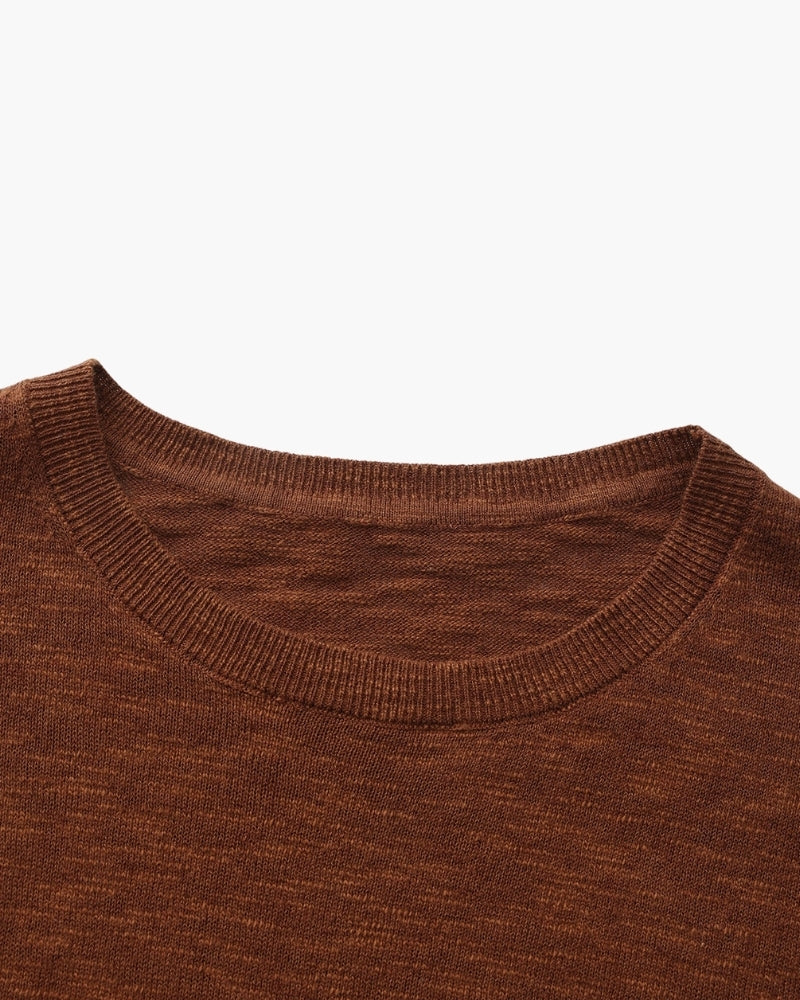 Gros plan sur le col côtelé d'un tee-shirt col rond brun rouille – Tee-shirt col rond à manches longues en lin-coton