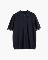 Polo de punto azul marino con cuello de cremallera y puños a rayas blancas, en plano vista frontal