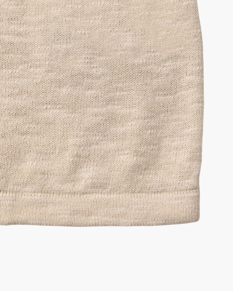Détail de l'ourlet et de la texture flammée d'un tee-shirt beige – Tee-shirt col rond à manches longues en lin-coton