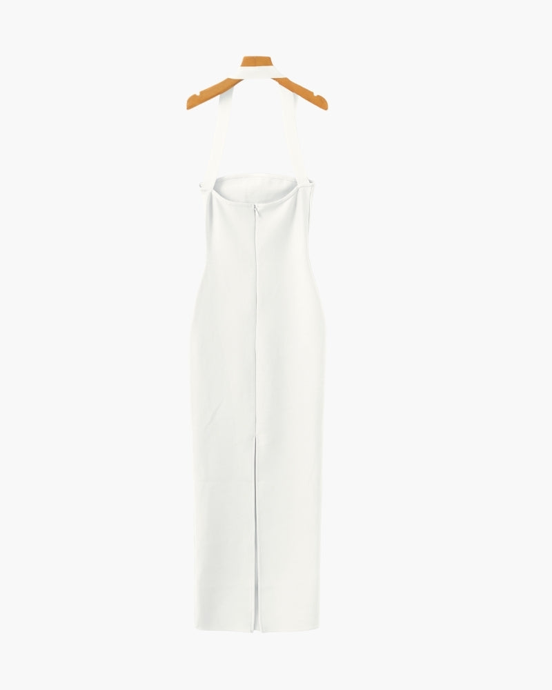Vestido largo blanco de cuello halter, vista trasera con cremallera central, en plano en una percha
