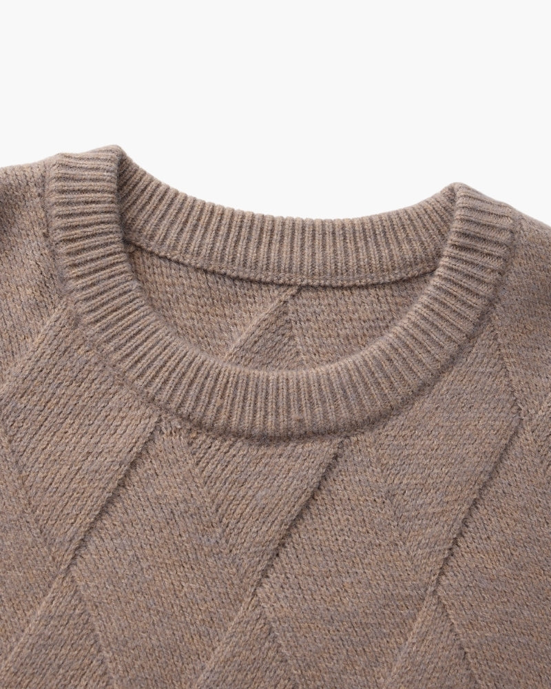 Gros plan sur l'encolure ronde côtelée d'un pull moka-taupe en maille losange