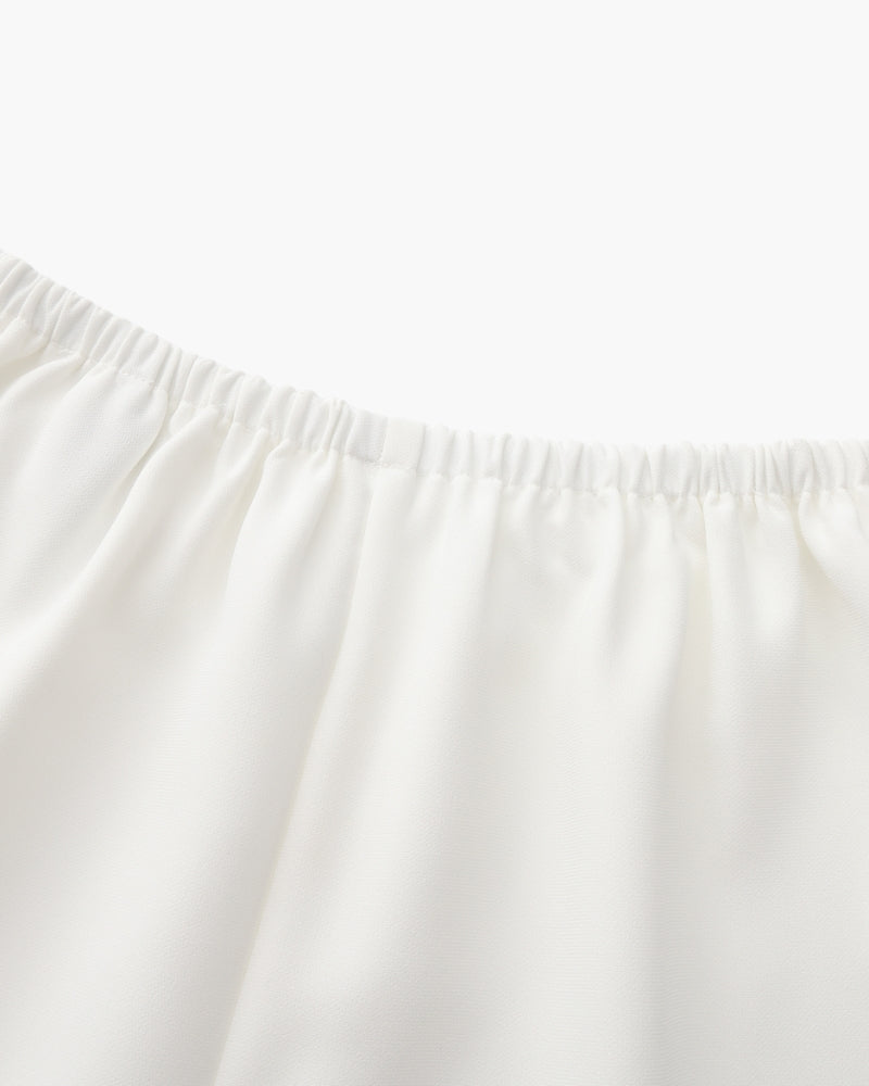 Gros plan sur la taille élastique froncée d'un pantalon blanc