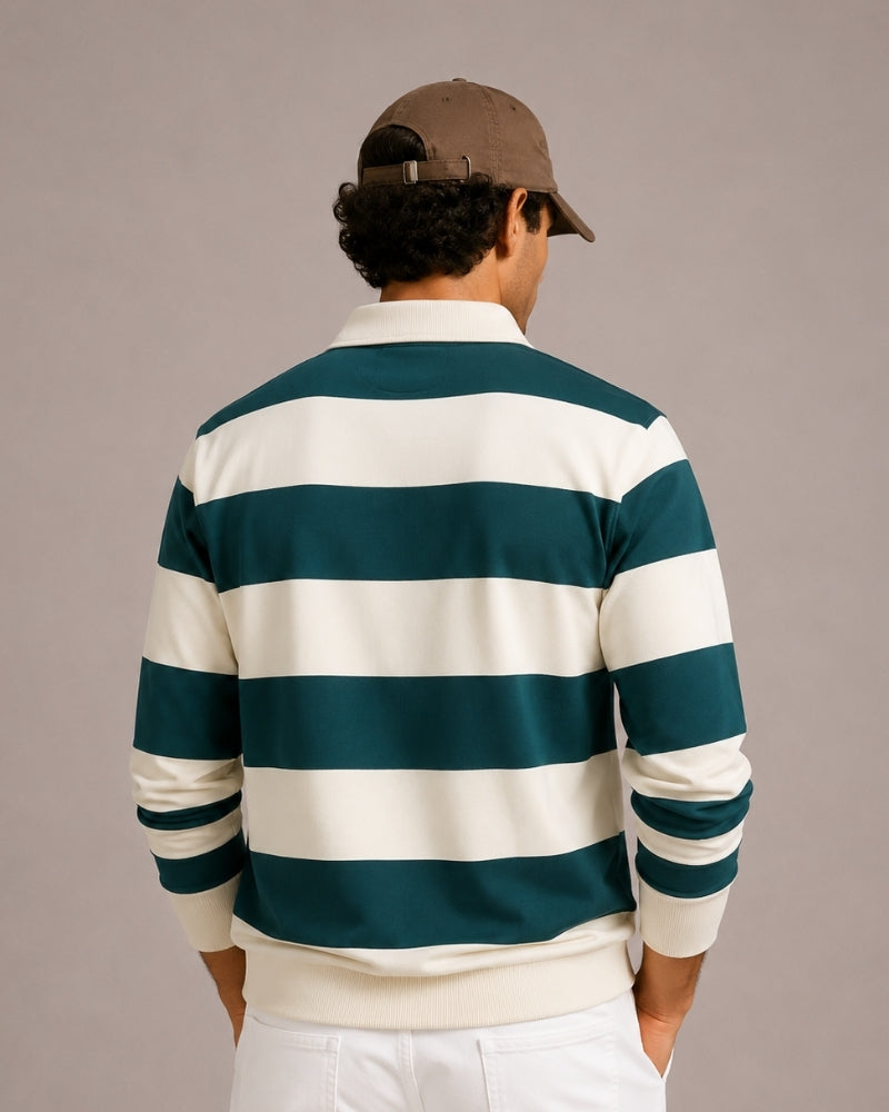 Hombre con polo de rugby a rayas verde y crudo y gorra marrón, vista trasera