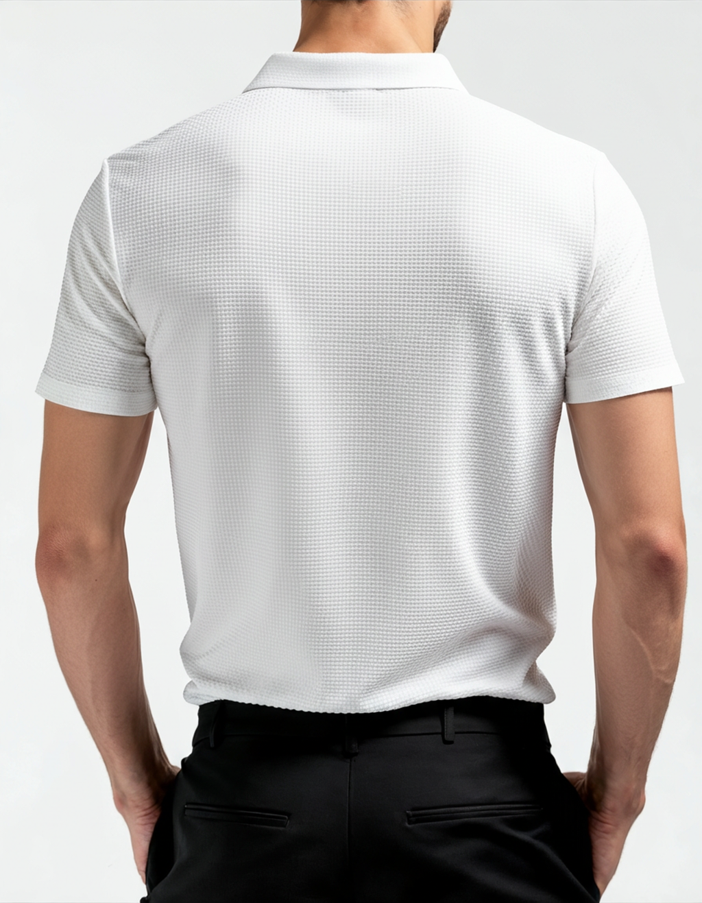 Rückansicht eines Mannes in weißem Kurzarm-Polo mit Waffelstruktur und schwarzer Hose