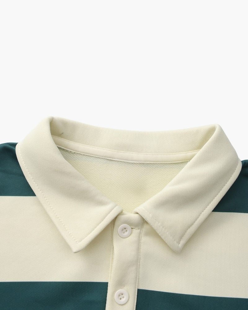Primer plano del cuello de un polo de rugby crudo con botones blancos y raya verde oscuro