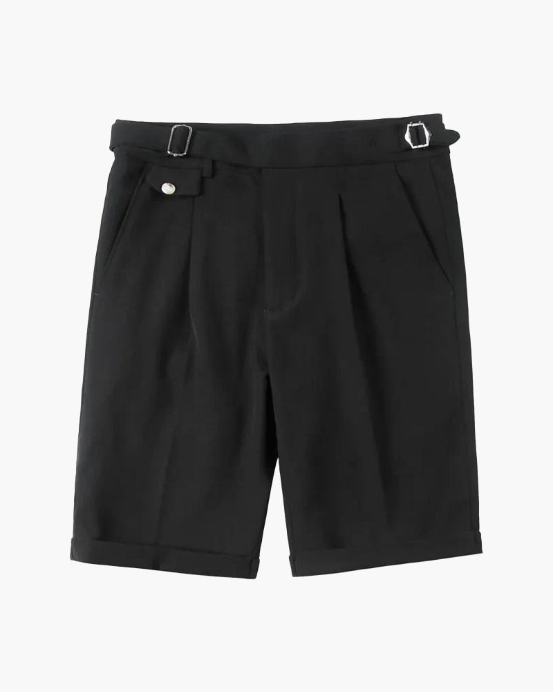Schwarze Bundfaltenshorts mit seitlichen Schnallen, Knopflaschentasche und Umschlag, flach von vorn