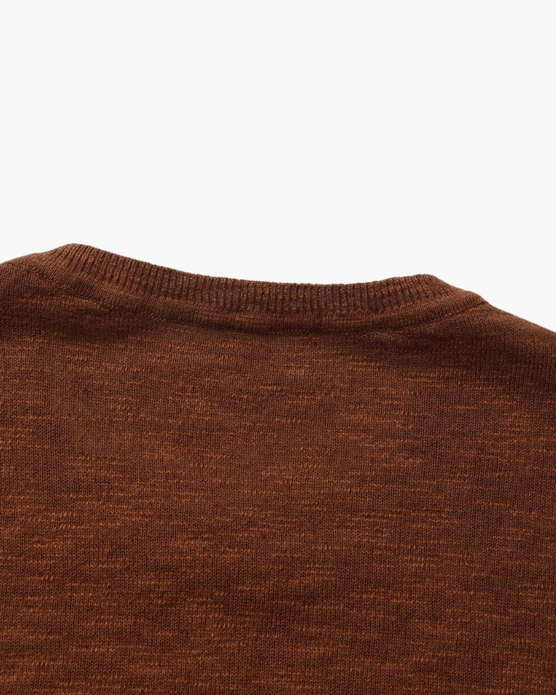 Gros plan sur le dos de l'encolure et l'épaule d'un tee-shirt col rond brun rouille – Tee-shirt col rond à manches longues en lin-coton