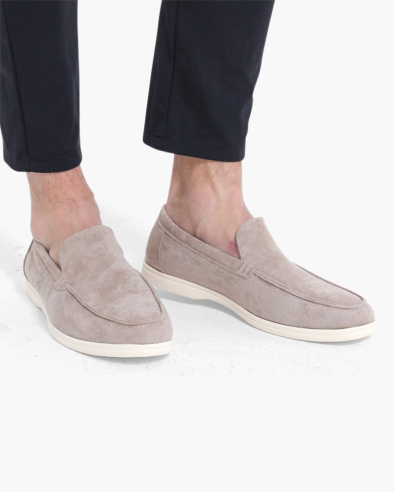 Mocasines de ante topo claro con suela blanca y pantalón azul marino, vista frontal