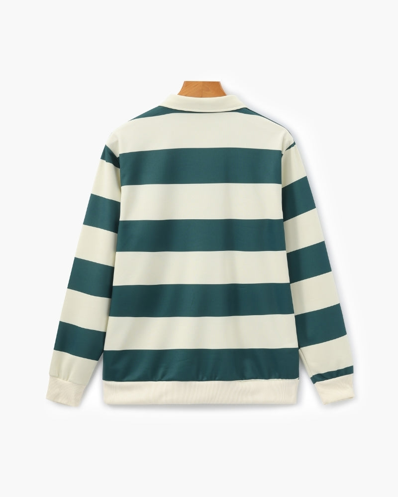 Polo de rugby de rayas anchas verde y crudo en una percha de madera, vista trasera en plano