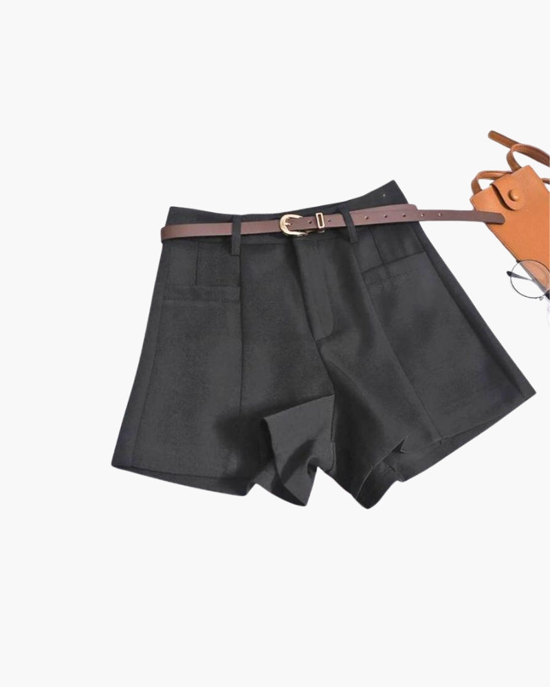 Shorts anchos de talle alto negros con cinturón fino marrón, en plano con bolso marrón claro y gafas