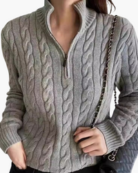 Femme en pull camionneur torsadé gris avec sac matelassé à chaîne, cadrage serré