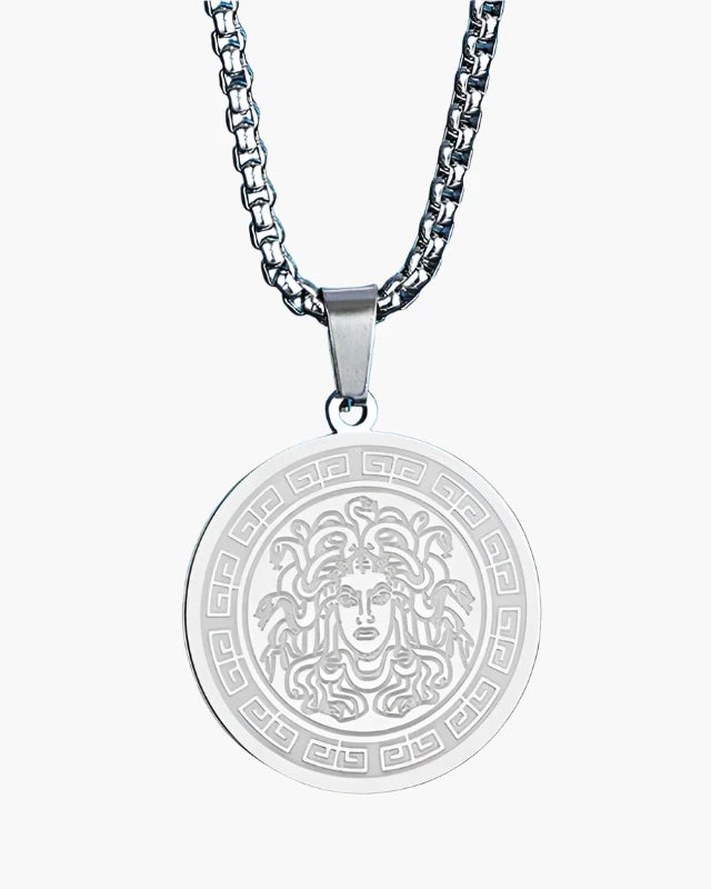 Colgante de medallón plateado con cabeza de Medusa en cadena veneciana de acero inoxidable