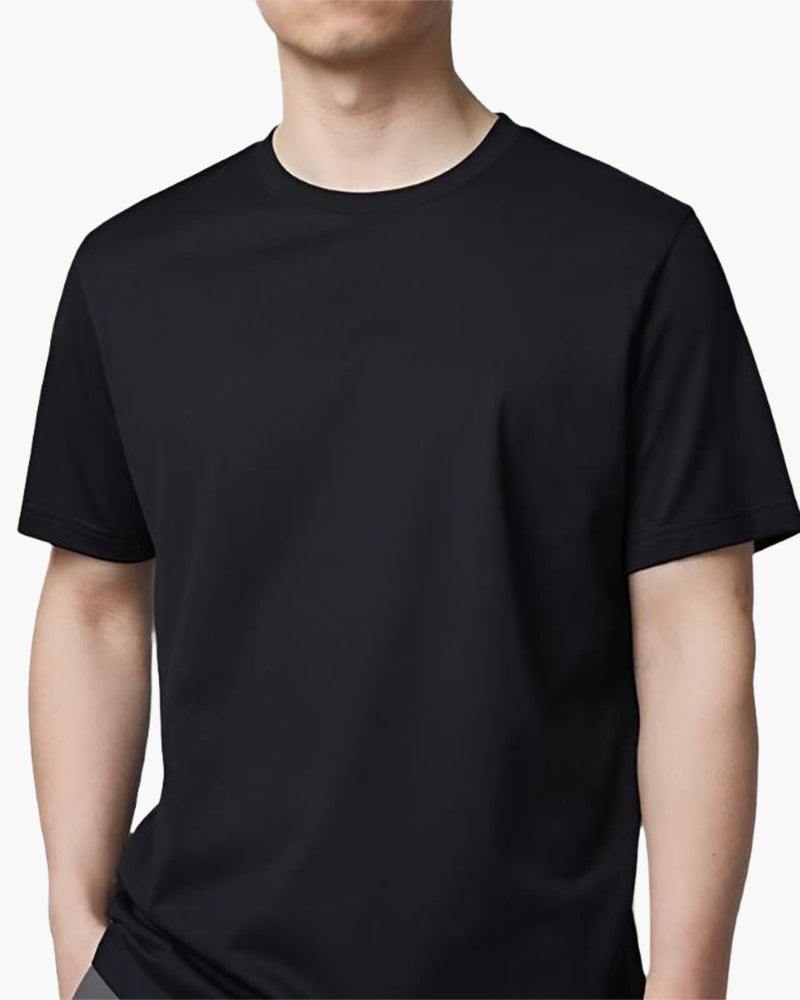 Mann in schwarzem Rundhals-T-Shirt mit grauer Hose, Vorderansicht im Ausschnitt