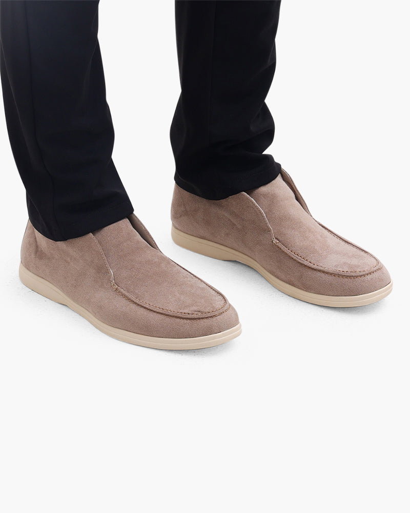 Taupefarbene Wildleder-Stiefeletten mit cremefarbenen Sohlen zu marineblauer Hose, Vorderansicht