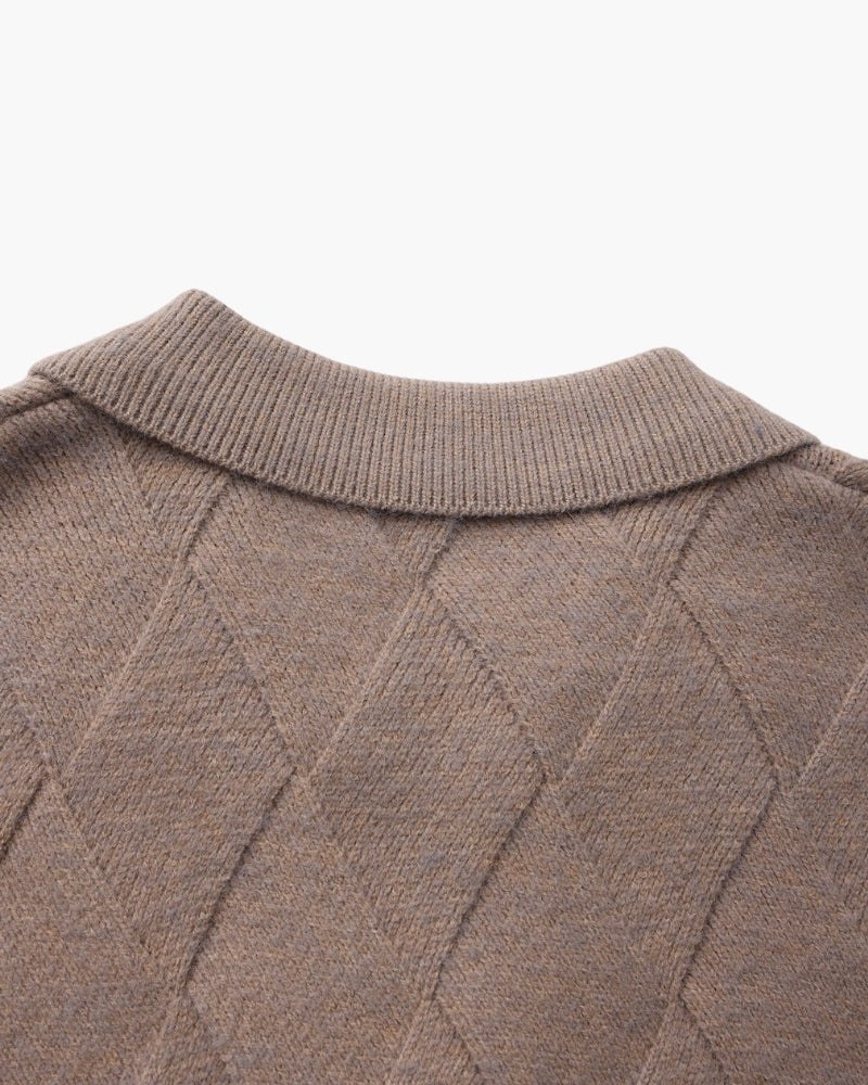 Primer plano del cuello trasero y el punto de rombos de una chaqueta de punto topo
